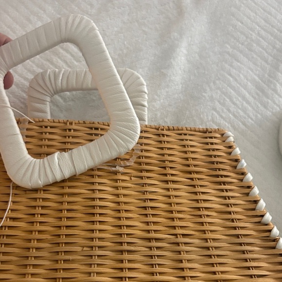 White and Tan Woven Handbag - Picture 7 of 7